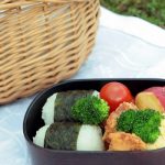 レジャーの時に片手で一口で食べれるのは「おにぎり」かな？