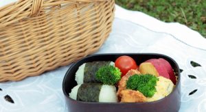 レジャーの時に片手で一口で食べれるのは「おにぎり」かな？