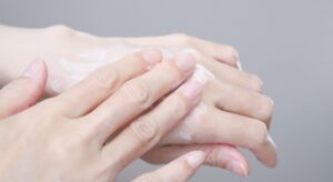 手足のカサカサ対策に！乾燥する季節の潤い補給♪